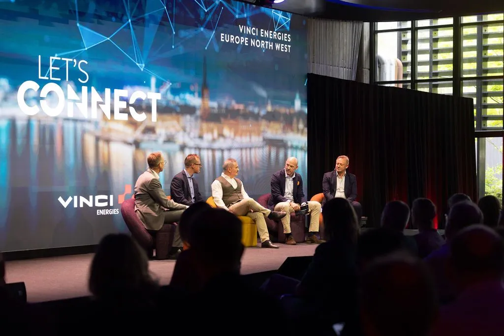 Panelsamtal på VINCI Energies konferens Let’s Connect i Stockholm, med fem deltagare på scen inför publik.