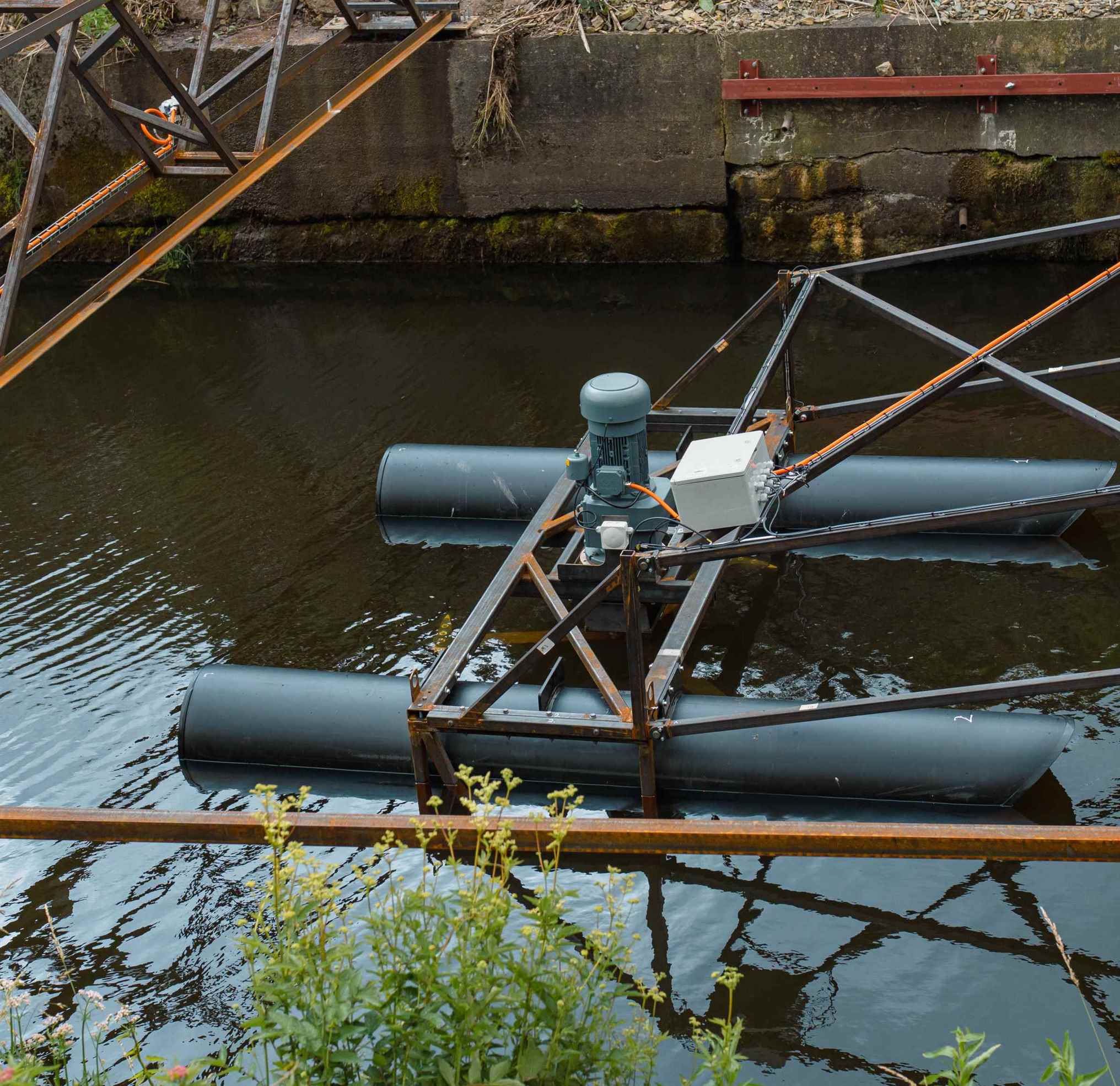 SeaPattern flytande turbin i drift vid vattenkraftverk