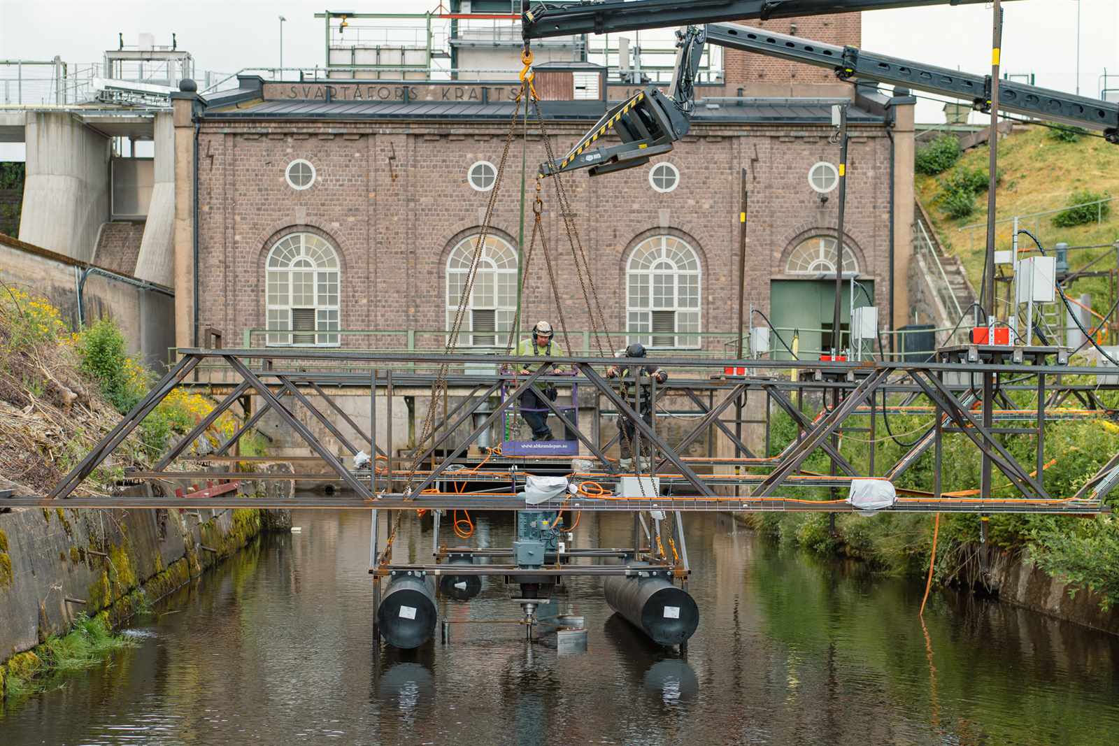 SeaPatterns team installerar turbiner vid Svartåfors